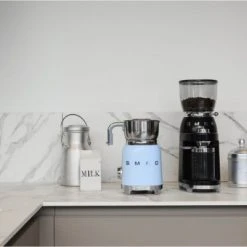 Smeg MFF01PBEU Milchaufschäumer Pastellblau -SEVERIN-Store 91c5cb2e 646e 43c0 8e8b e216c90b2e94 600x600